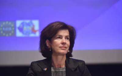 Ambasadorul Franţei în...