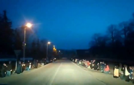 VIDEO Sute de ucraineni s-au așezat în genunchi în memoria celor care și-au dat viața pentru apărarea țării