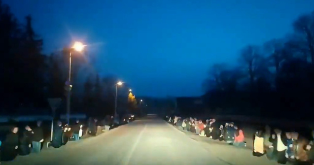 VIDEO Sute de ucraineni au îngenunchiat în memoria celor care au murit în război