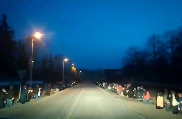 VIDEO Sute de ucraineni s-au așezat &icirc;n genunchi &icirc;n memoria celor care și-au dat viața pentru apărarea țării