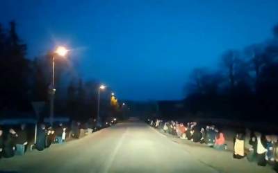 VIDEO Sute de ucraineni s-au...