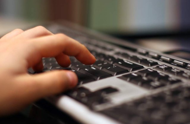 Injuraturile pe internet vor fi interzise prin lege
