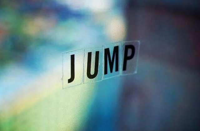 S-a aruncat de la etaj pentru a cincea oara in ultimele luni