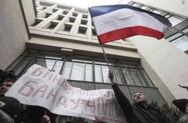 Rusia a luat cu asalt o baza militara ucraineana din Crimeea