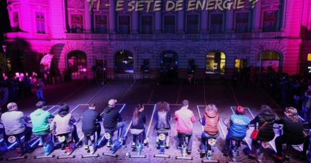 (P) Peste 400 de bucuresteni au dat viata celei mai spectaculoase proiectii laser pe cladirea BCR din Piata Universitatii