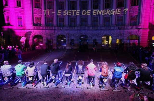 (P) Peste 400 de bucuresteni au dat viata celei mai spectaculoase proiectii laser pe cladirea BCR din Piata Universitatii