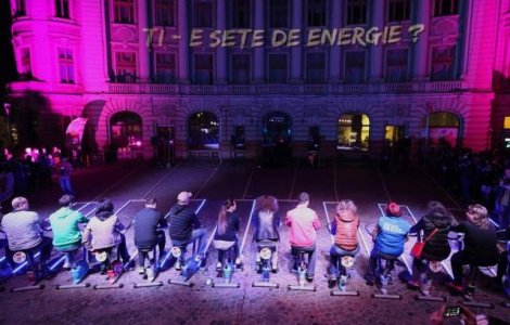 (P) Peste 400 de bucuresteni au dat viata celei mai spectaculoase proiectii laser pe cladirea BCR din Piata Universitatii