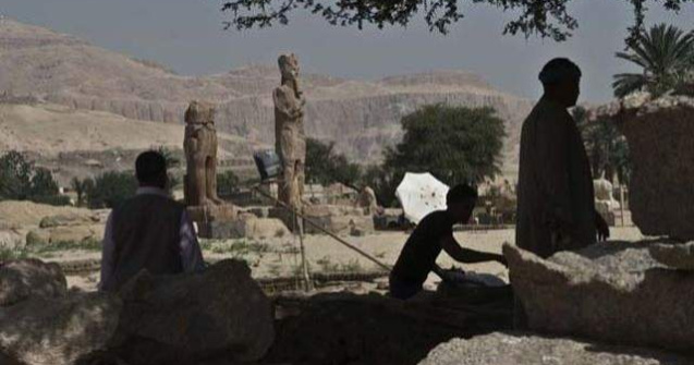 Au fost descoperite doua statui uriase ale faraonului Amenhotep al III