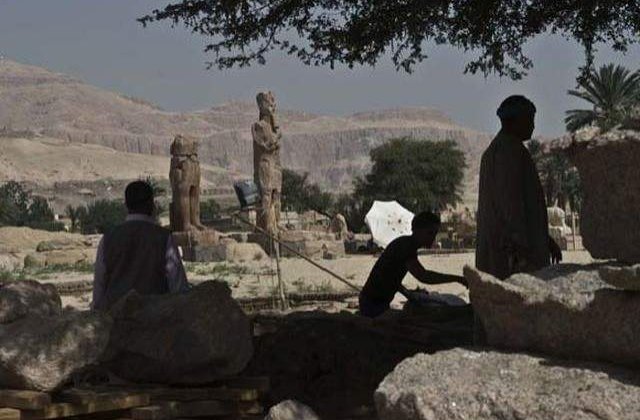 Au fost descoperite doua statui uriase ale faraonului Amenhotep al III-lea