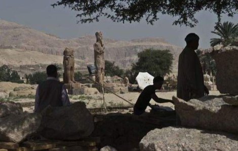 Au fost descoperite doua statui uriase ale faraonului Amenhotep al III