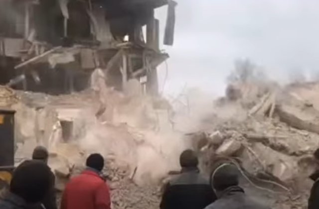 O școală de arte din Mariupol, lovită de bombă. 400 de persoane se adăposteau acolo 