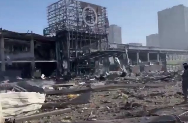 VIDEO Un mall din Kiev, lovit de bombardamente. Cel puțin 8 oameni au murit 