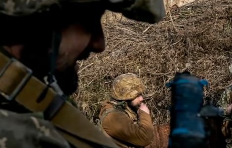 Filmare cu un soldat ucrainean făcându-și cruce înainte să distrugă un tanc rusesc: „Ăștia trebuie să ardă!”