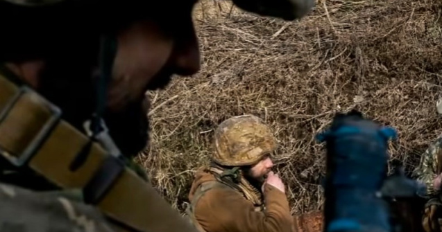 Filmare cu un soldat ucrainean făcându-și cruce înainte să distrugă un tanc rusesc: „Ăștia trebuie să ardă!”