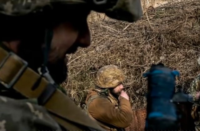 Filmare cu un soldat ucrainean făcându-și cruce înainte să distrugă un tanc rusesc: „Ăștia trebuie să ardă!” 