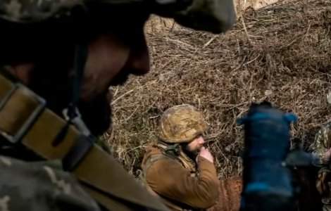 Filmare cu un soldat ucrainean făcându-și cruce înainte să distrugă un tanc rusesc: „Ăștia trebuie să ardă!”