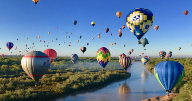 Top 5 destinații unde poți zbura cu baloane cu aer cald
