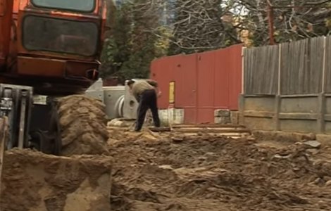 Înainte, câmp de porumb, azi, cartier lângă calea ferată. Un angajat CFR stă lângă manivelă să deschidă bariera localnicilor