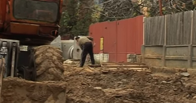 Înainte, câmp de porumb, azi, cartier lângă calea ferată. Un angajat CFR stă lângă manivelă să deschidă bariera localnicilor