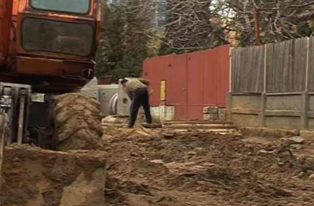 Înainte, câmp de porumb, azi, cartier lângă calea ferată. Un angajat CFR stă lângă manivelă să deschidă bariera localnicilor  