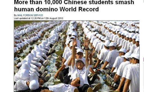 Cel mai mare "domino uman" din lume, realizat de chinezi
