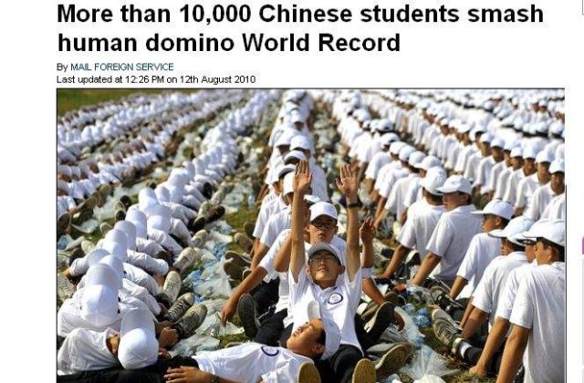 Cel mai mare "domino uman" din lume, realizat de chinezi