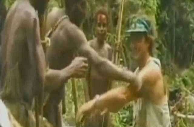 [VIDEO] Reactia unui trib cand intalneste oamenii albi pentru prima oara