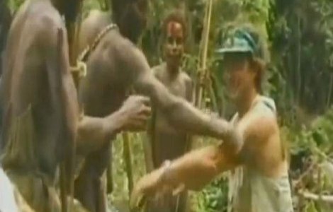  Video  Un trib intalneste oamenii albi pentru prima oara