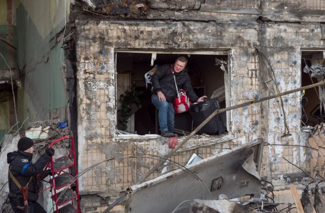 Zelenski: „În Mariupol sunt aproximativ 100.000 de oameni care trăiesc fără hrană, apă și medicamente, sub bombardament constant”