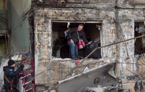 Zelenski: „În Mariupol sunt aproximativ 100.000 de oameni care trăiesc fără hrană, apă și medicamente, sub bombardament constant”