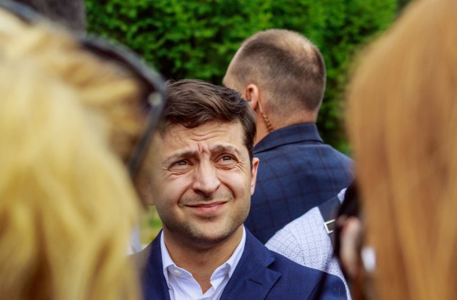 Dan Negru, primele impresii după ce a urmărit serialul &icirc;n care joacă președintele Ucrainei: &bdquo;Corupție, politicieni ieftini, șoselele lipsă, foști securiști&rdquo;