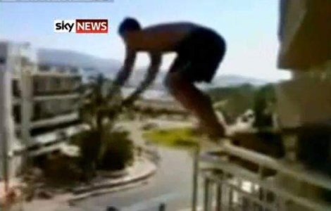  Video  Spania: Turistii sar de la balcon in piscina