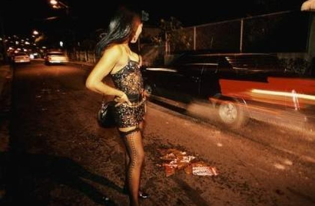 [VIDEO] Prostituata, la plimbare, goala pe DN 1