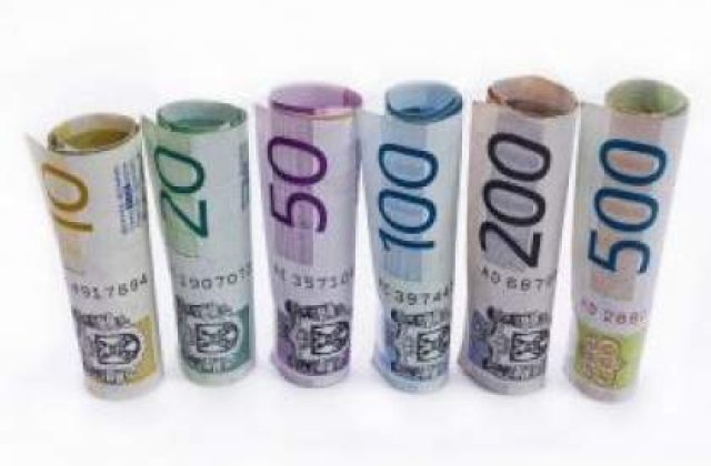 Economia zonei euro isi revine in continuare lent