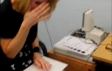  Video  Emotionant! Momentul in care o femeie aude pentru prima oara
