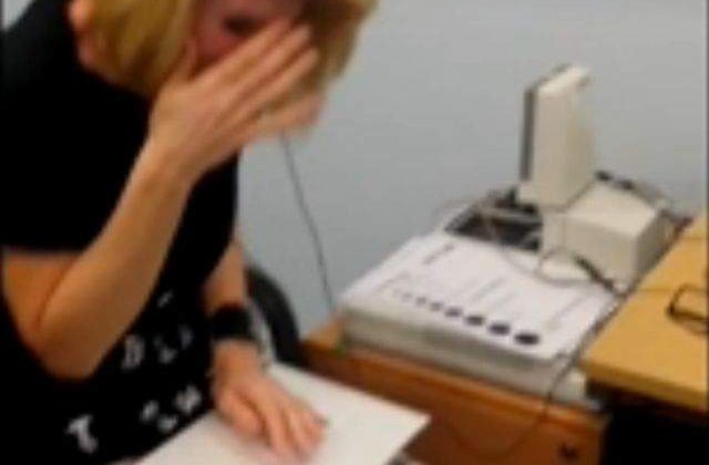 [VIDEO] Emotionant! Momentul in care o femeie aude pentru prima oara