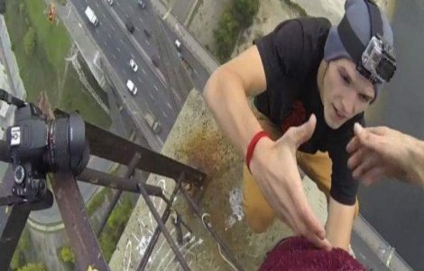  Video  Atarna, la peste 100 m inaltime, de mana prietenului sau