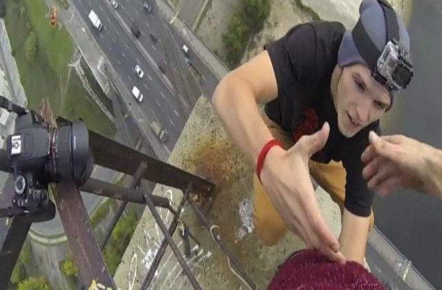 [VIDEO] Incredibil! Atarna, la peste 100 m inaltime, de mana prietenului sau