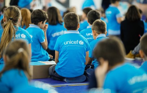 UNICEF: Peste jumătate dintre copiii ucraineni, strămutați după o lună de război
