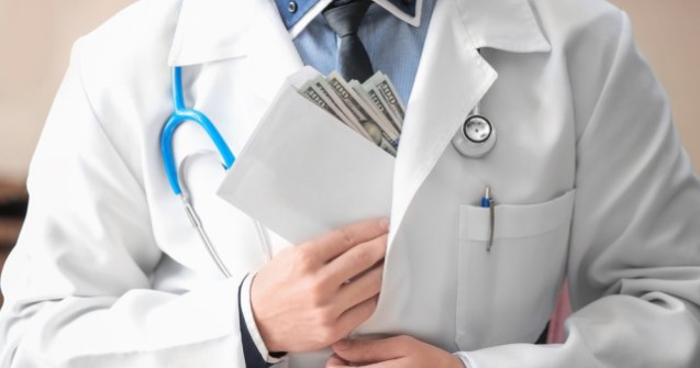 Medic de la Institutul Oncologic, reținut după ce a cerut mită pentru o operație