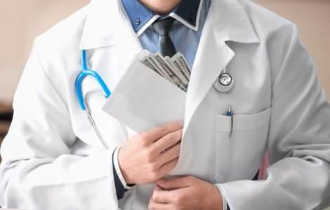 Medic de la Institutul Oncologic, reținut de procurori după ce a cerut mită pentru a face o operație