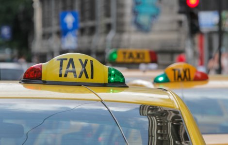 RAR: Fără folii sau vopsea pe geamurile taxiurilor dacă obturează vizibilitatea