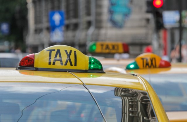 RAR: Fără folii sau vopsea pe geamurile taxiurilor dacă acestea obturează vizibilitatea