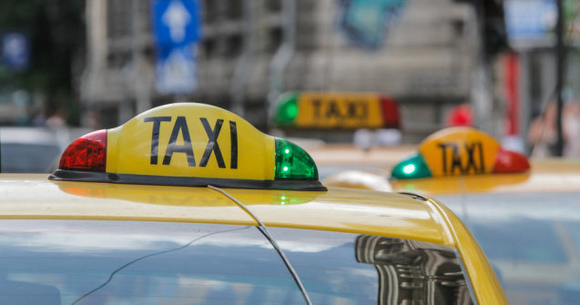 RAR: Fără folii sau vopsea pe geamurile taxiurilor dacă obturează vizibilitatea