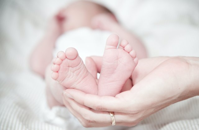 O fetiță de doar două săptăm&acirc;ni a fost abandonată &icirc;n fața unei mănăstiri din Botoșani