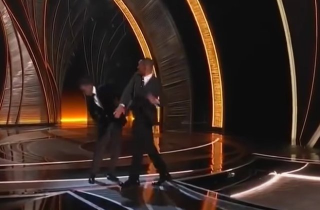 Will Smith l-a pălmuit pe Chris Rock pe scena galei Oscar din cauza unei glume pe seama soției sale 