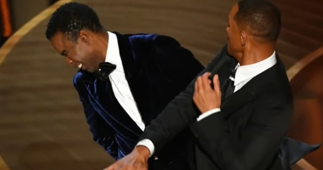 Oscar 2022. Will Smith i-a cerut scuze public lui Chris Rock pentru că l-a pălmuit/ Comediantul nu a depus plângere