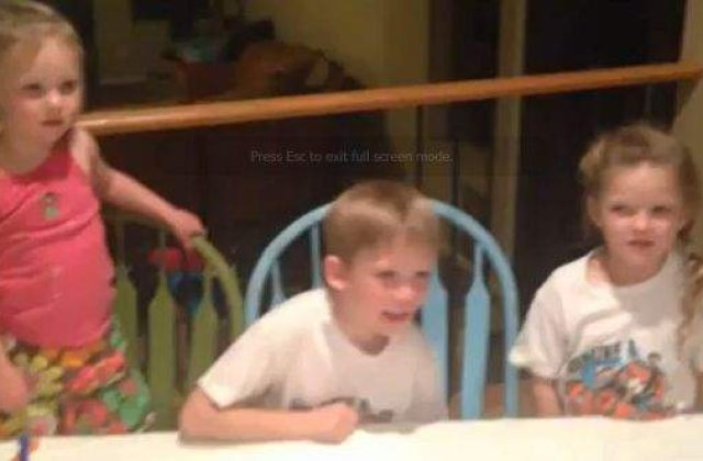 [VIDEO] Cum reactioneaza un baiat cand afla ca va avea a treia sora mai mica decat el