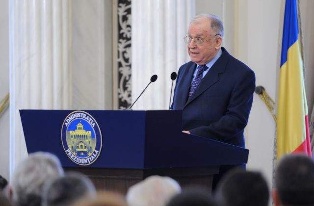 [VIDEO] Ion Iliescu a ADORMIT in timp ce Basescu sustinea un discurs!