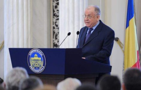  Video  Ion Iliescu a ADORMIT in timp ce Basescu sustinea un discurs!
